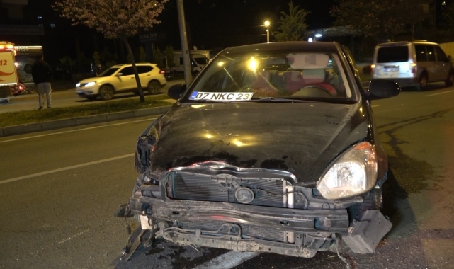 Aydınlatma direği ve bariyerlere çarpan otomobilin sürücüsü yaralandı