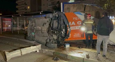 Aydınlatma direğine ve reklam panosuna çarpan araç takla attı: 1 ölü, 1 yaralı