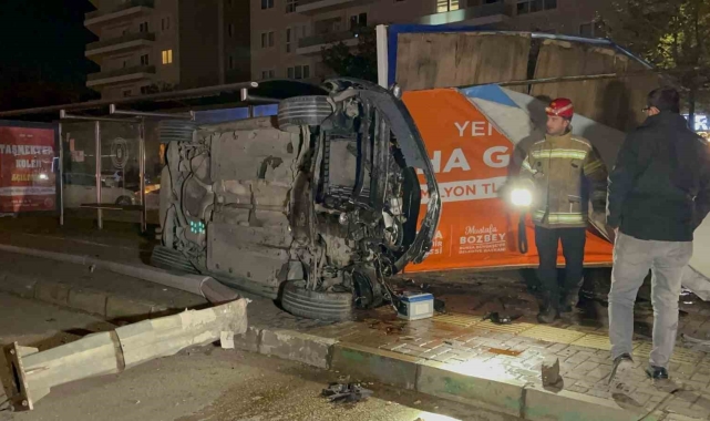 Aydınlatma direğine ve reklam panosuna çarpan araç takla attı: 1 ölü, 1 yaralı