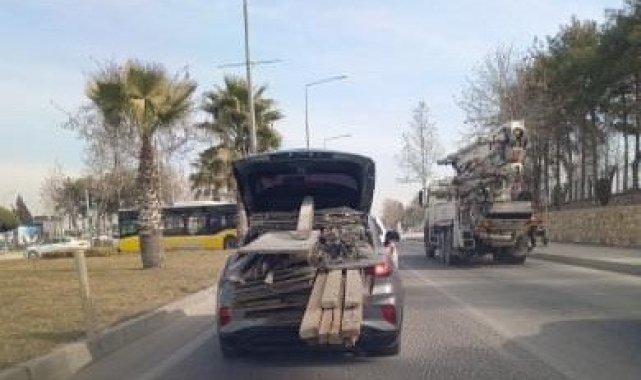 Bagaja yüklediği tahtalarla trafiği tehlikeye attı