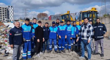 Bağcılar'da bir esnafın yanlışlıkla çöpe attığı 100 bin lirayı belediye ekipleri buldu