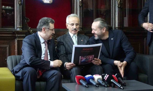 Bakan Uraloğlu, memleketi Trabzon'da bayramlaşma programlarına katıldı