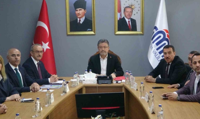 Bakan Yumaklı, zirai donun vurduğu Malatya'da incelemelerde bulundu