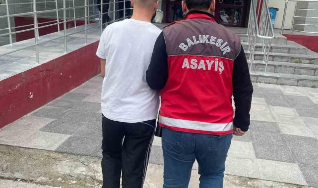 Balıkesir'de hırsızlık suçundan aranan şahıs kaçtı, kovalamaca sonucu yakalandı