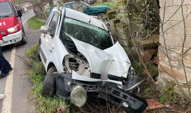 Balıkesir'de şarampole uçan otomobilin sürücüsü yaralandı