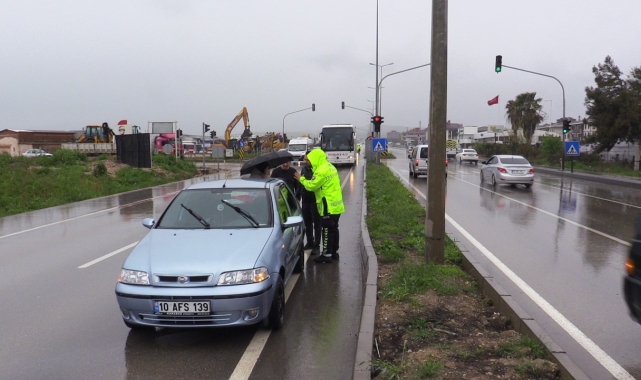 Bandırma'da yağışlı hava kazayı beraberinde getirdi, otobüs taksiye çarptı, 2 yaralı