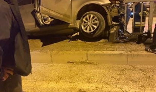 Bariyerlere saplanan otomobilin sürücüsü yaralandı