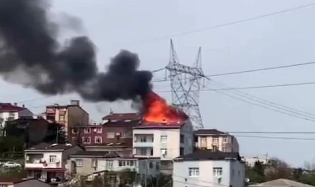 Başakşehir'de bulunan 4 katlı bir binanın çatı katında henüz bilinmeyen bir nedenle yangın çıktı. İtfaiye ekipleri yangına müdahale ediyor.
