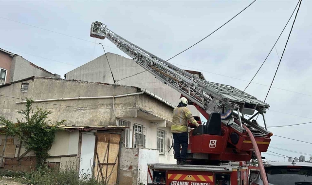 Başakşehir'de tadilat yapılan çatı alev alev yandı