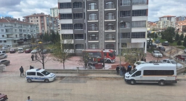 Başkentte facianın önüne geçildi: Park halindeki araç alev alev yandı