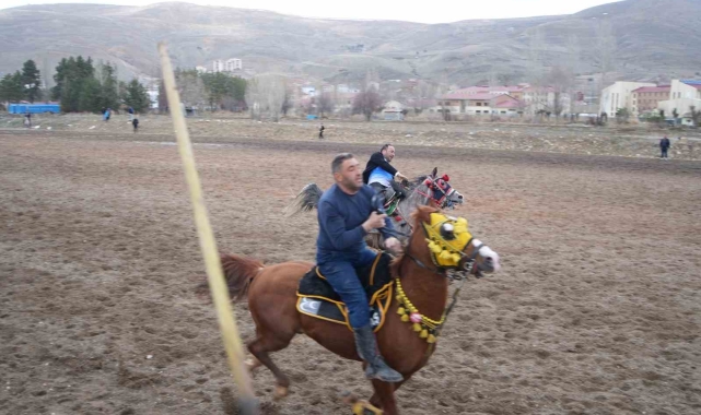 Bayburt'ta bayrama özel cirit: Ramazan Bayramı ciritle uğurlandı