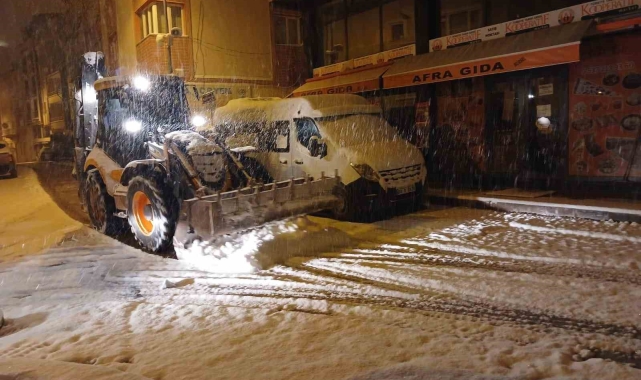 Bayburt'ta belediye ekipleri karla mücadele çalışmasını sürdürüyor