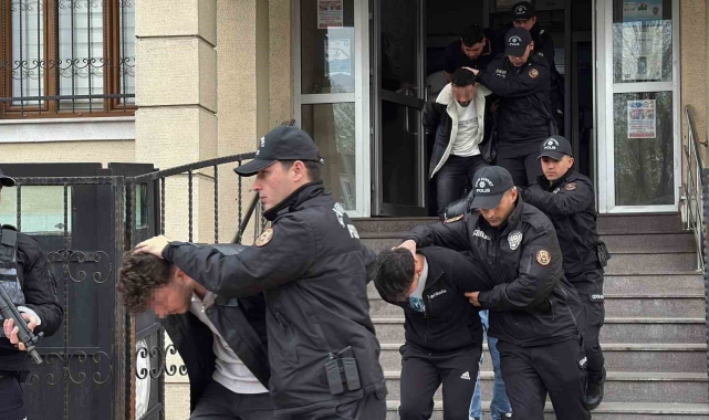 Bayram gecesini kana bulayıp iki kişiyi öldüresiye darp eden 19 şüpheli adliyede