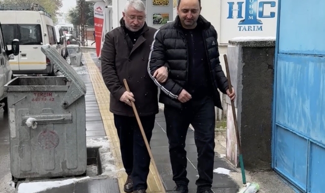 Belediye başkanı esnafa bastonu verdi, gözünü kapattı: Kaldırımdaki duyarsızlığı böyle gösterdi