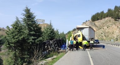 Bilecik'te 2 tırın çarpışmasını sonucu meydana gelen trafik kazasında 3 kişi yaralandı
