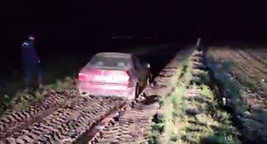 Bilmediği yolda çamura saplanan aracını kaybetti, otomobil jandarma ekiplerince bulundu