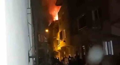 Binanın çatı katı alevlere teslim oldu