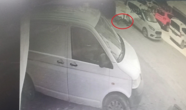 Bisiklet süren çocuğun kazada ölümden döndüğü an kamerada