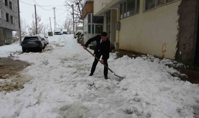 Bitlis'te nisan karı 60 köy yolunu ulaşıma kapattı