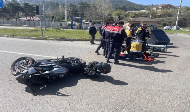 Bolu'da hafif ticari araçla çarpışan motosikletin sürücüsü yaralandı
