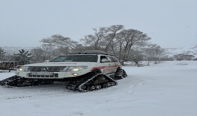 Bolu'da kar nedeniyle yolu kapanan köydeki hastaya paletli ambulansla ulaşıldı