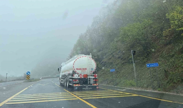 Bolu Dağı'nda hafif kar yağışı ve sis devam ediyor