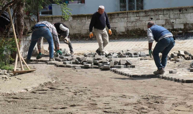 Bozdoğan'da kilitli parke taş döşeme çalışmaları hız kesmeden devam ediyor