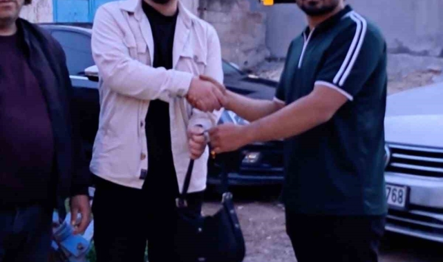 Bulduğu para ve ziynet dolu çantayı sahibine teslim etti
