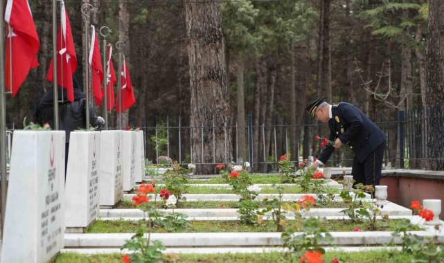 Burdur'da Polis Haftası dolayısıyla şehitlik ziyareti gerçekleştirildi