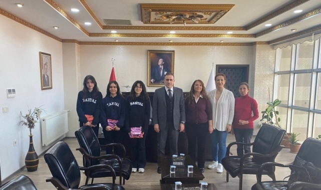 Burhaniye de Kaymakam Memiş, dereceye giren öğrencileri ödüllendirdi