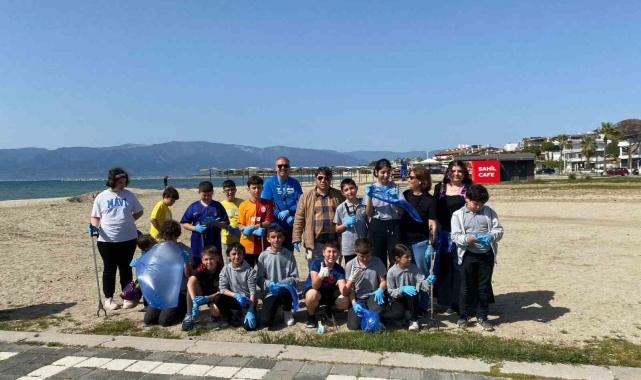 Burhaniye'de Hacı Mustafa Müdüroğlu Ortaokulu'ndan plaj temizliği