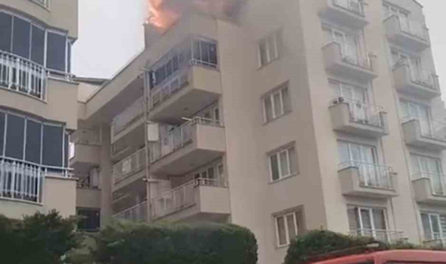 Bursa'da 5 katlı binanın çatısı alevlere teslim oldu