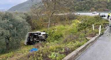 Bursa'da kontrolden çıkan kamyonet şarampole yuvarlandı: 2 yaralı