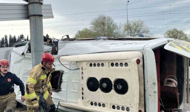 Bursa'da servis aracı bariyerlere çarptı: 6 yaralı