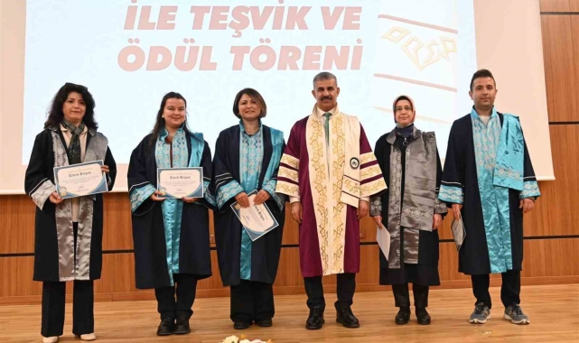 ÇAKÜ'de başarılı olan akademisyenler ödüllendirildi