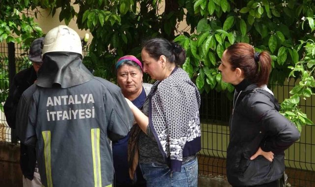 Çamaşır makinesinden çıkan yangın apartman sakinlerini sokağa döktü