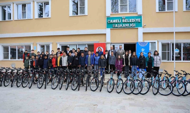 Çameli'nde camiye giden çocuklar bisikletle ödüllendirildi