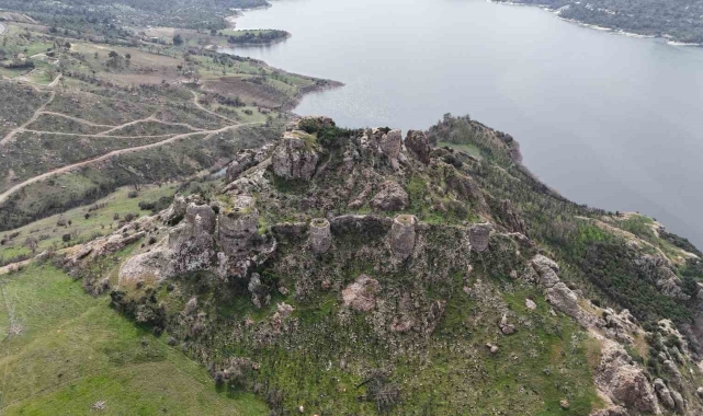 Çanakkale'de orman yangınlarında alevlere teslim olan Atikhisar Kalesi yeşermeye başladı