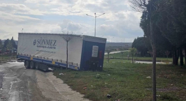 Çanakkale'de seyir halindeki tırın dorsesi çıktı