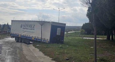 Çanakkale'de seyir halindeki tırın dorsesi çıktı