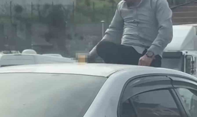 Canını hiçe sayarak otomobilin üzerinde alkol tüketen şahsın keyfi pes dedirtti
