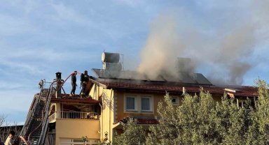 Çatıda çıkan yangın evi sardı