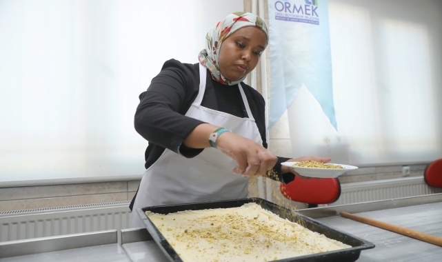 Cibutili öğrenci, mantı ve baklava gibi Türk lezzetlerini yapmayı öğrendi