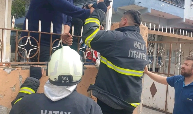 Çocuğun kolu demir korkuluğa saplandı