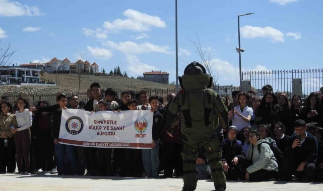 Çocuklar, polislerle bir araya geldi