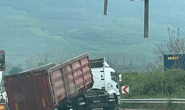 Damperi açılan tır üst geçide çarptı
