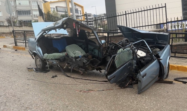 Demir korkuluğa çarpan Fiat Tofaş ikiye ayrıldı