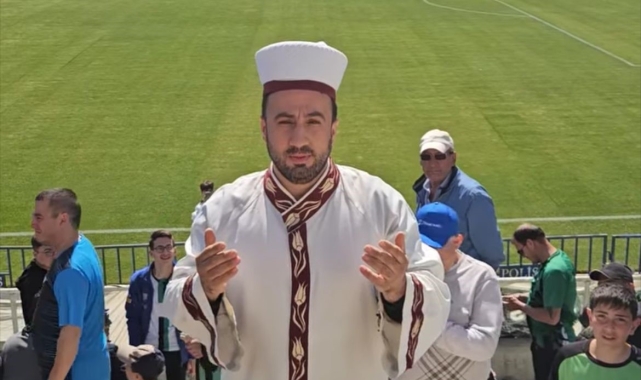 Denizlispor taraftarı, sarık ve cübbe giyip tribünde dua etti