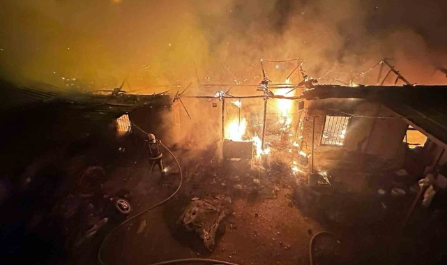 Depo olarak kullanılan müstakil yangında harabeye döndü