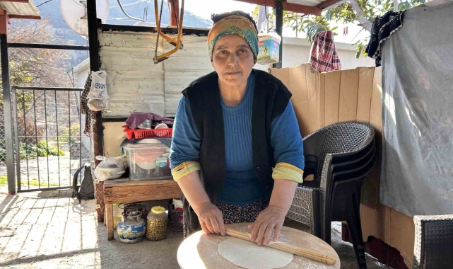 Depremzede kadın gözleme ve yufka ekmek yaparak hayata tutundu